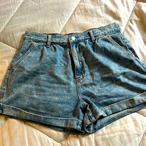 American Eagle Size 8 front pleat mom short